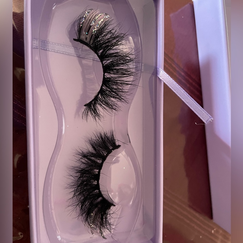*RARE* A Deluxe Cosmetics “Glitz” Lash